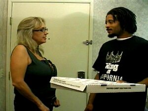Donna matura succhia il suo cazzo per la sua torta di pizza