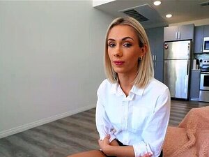 Schlanke blonde Stiefschwester mit durchdringenden blauen Augen wird