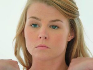 TUSHY hübsche Süße bekommt sogar mit ihrem betrügenden Freund