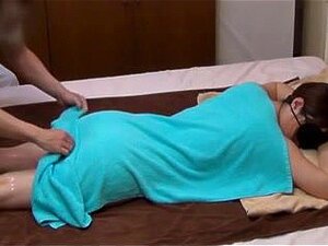 Ehemann schaut zu, wie japanische Ehefrau eine freche Massage bekommt