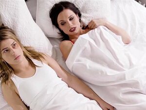 Kleine süße Lesbe schmeckt ihre lesbische Freundin mit getrimmter
