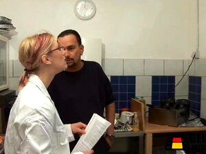 Matura bionda cavalca un cazzo nel suo ufficio