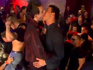 Gruppenschwanz nackt schwul Unser frisches, frisches Vampir-Fickfest