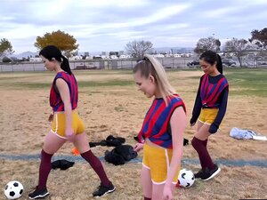 Coach Bobby is geschokt om te ontdekken, niet alleen zichzelf, maar de