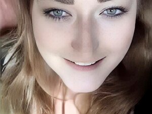 Heiße Frau will von einem winzigen Schwanz gefickt werden