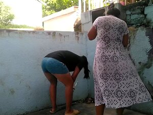 während die Alte auf Toilette geht, habe ich angedeutet, mit ihr in