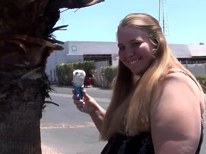 Plump von schwarzem Mann genagelt