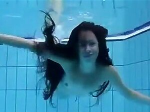 Süßes Mädchen zieht sich im Pool aus