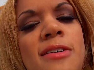 Supermodel Tyra Banxxx fingerbgangt sich selbst, die sexy Ebony-Babe