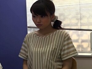 Hübsche Ehefrau wird während ihres Einkaufs gefickt