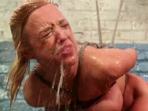 Großarschige MILF-Lesbe wird gepaddelt. Geknebelte und gefesselte