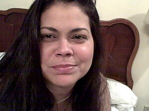 Heiße weiße Ehefrau reizt ihren Mann wegen eines schwarzen