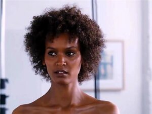 Liya Kebede nackte Filmszenen mit oben ohne