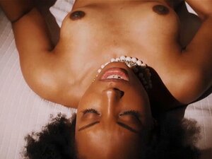 Die schwarze Schönheit Sade Rose hat einen Fick mit ihrem Ehemann.