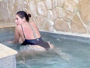 Yinyleon - Dicke Arsch-MILF kann im Urlaub nicht genug Analsex