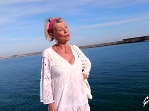 die 70-jährige Eva bildet 2 feurige Zuchthengste aus