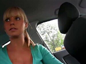 PublicAgent Blonde fickt Typen für Geld im Auto