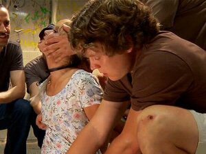 Blonde Gruppe im Männerklo gefickt. Deepthroat-Blondine-Sklavin Mona