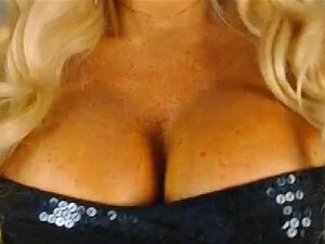 Busige MILF masturbiert solo vor der Kamera