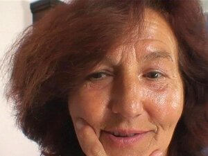 Nonna vestita di 70 anni cavalca un cazzo fresco