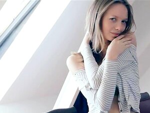 Dünne super Tussi fingert sich auf einem Boden