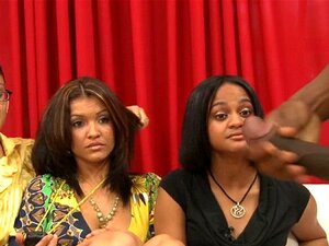 Nackte Männer ficken heiße Mädels. CFNM-Action mit schönen