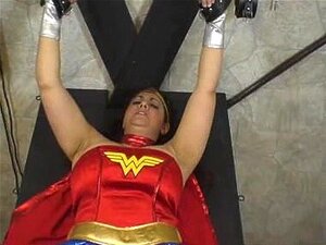 Mellie D (als Wonder Woman) wird verarscht. Es war sehr interessant zu