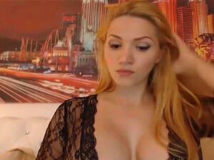 Großtittige Babe wird sich selbst mit ihrem Dildo und Vibrator