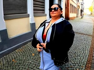 Brünette mit großen Titten masturbiert vor der Webcam