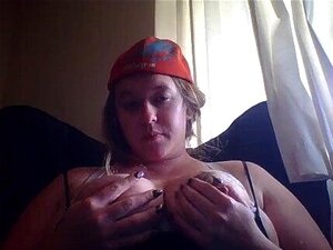 blonde komt hard klaar van het spelen met tepels