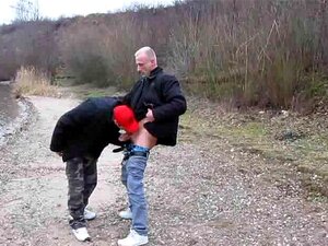 patrigno e giovane tizio scopano all'aperto