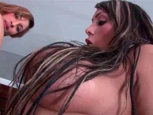 Große Titten und arschnasse Nymphen nehmen Schwanz in