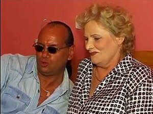 Reife blonde Babe mit molligem Körper in Aktion, reife mollige Frau
