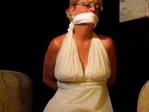 MILF gefesselt und geknebelt