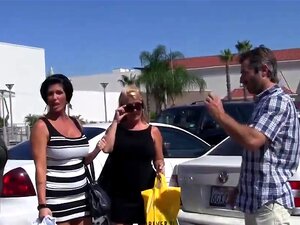 Reife Schlampen werden auf der Couch von einem langen Schwanz