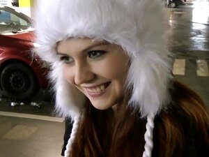 Die enge Muschi des Mädchens wird auf dem Parkplatz gedehnt