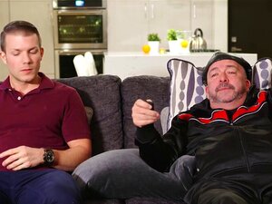 Stiefzonen seksspeeltjestruc met stiefmama escaleerde snel. Sheena