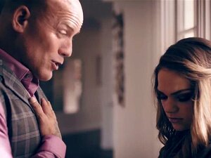 Derrick Pierce leckt die Muschi von Athena Faris. Athena Faris zieht