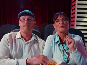 Die sexy goldhaarige Süße Athena Faris beschwert sich über einen