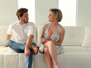 Die vollbusige, dreckige blonde MILF bat einen frischen Arzt um Hilfe.