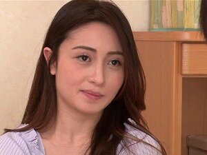 Diese vollbusige japanische Schönheit genießt geheimen Sex mit dem