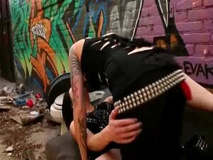 Tatuerad fetisch lesbiska slickar fitta