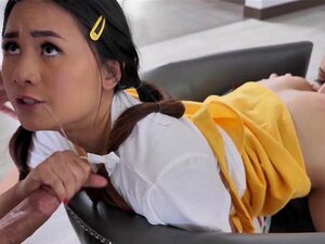 Süße Asiatin beim Eindringen erwischt hat einen Dreier mit Domina.