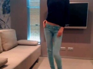 Icke-naken supermager sötnos dansar i jeans. heta ben, hon har några