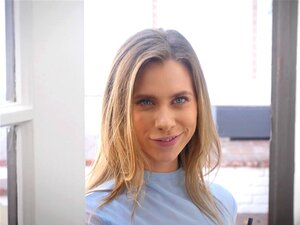 Petite MILF Anya Olsen neukt een crush