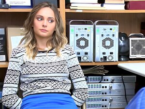 Ladendieb Aften Opal ist mit LP Guy im Büro und führt eine