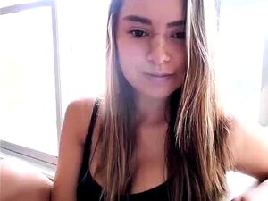 Слаткица у фармеркама ради секси соло