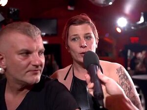 Seksueel opgewonden mensen bezoeken elk swingersfeest in de stad en