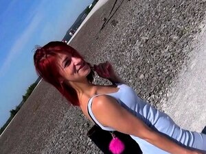 Deutsche dünne Rothaarige wird draußen in der Öffentlichkeit