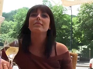 Brünettes Haar knallt unbekannt öffentlich gegen Bargeld